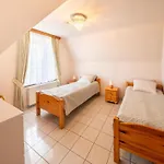 Les Charmes Premium For 20 Guests Feriehus
