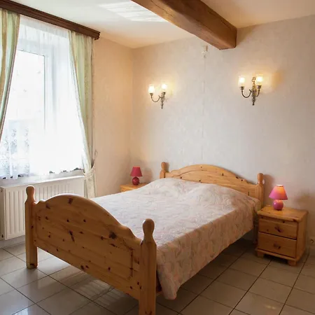 Group With Pool, Chevron * Habiemont