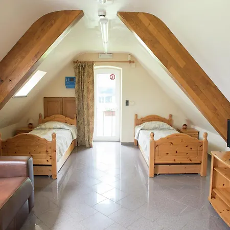 Group With Pool, Chevron 別荘 *