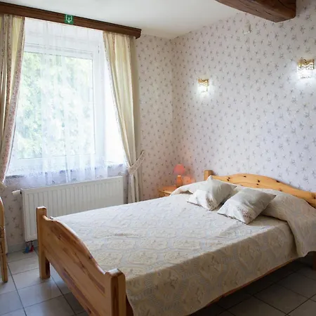 Group With Pool, Chevron Habiemont