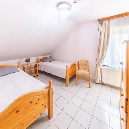 Group With Pool, Chevron * Habiemont