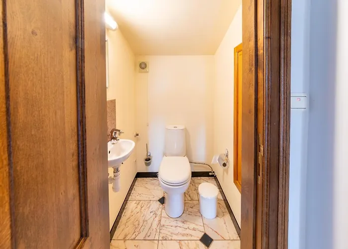 Group With Pool, Chevron *